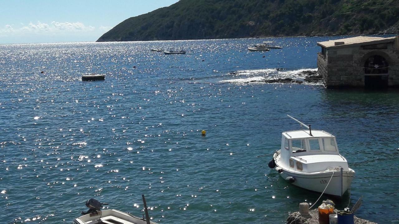 Anka'S Beach Komiža Esterno foto