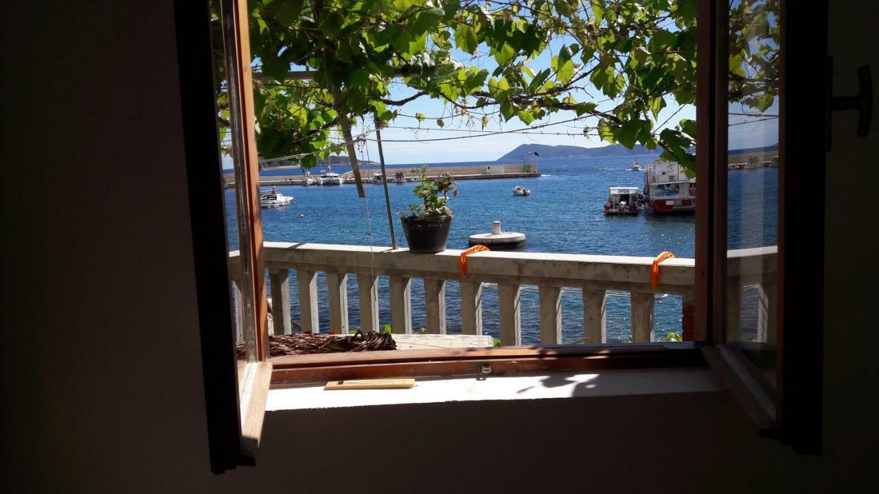 Anka'S Beach Komiža Esterno foto