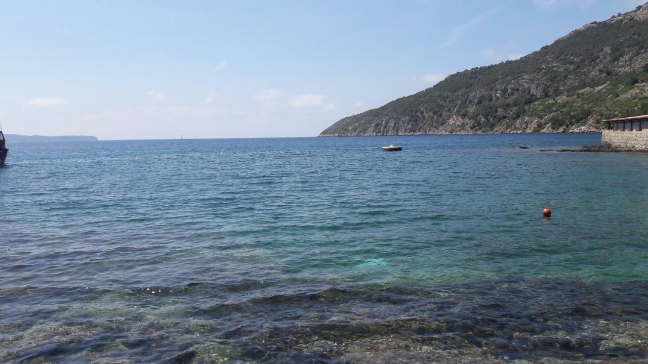 Anka'S Beach Komiža Esterno foto