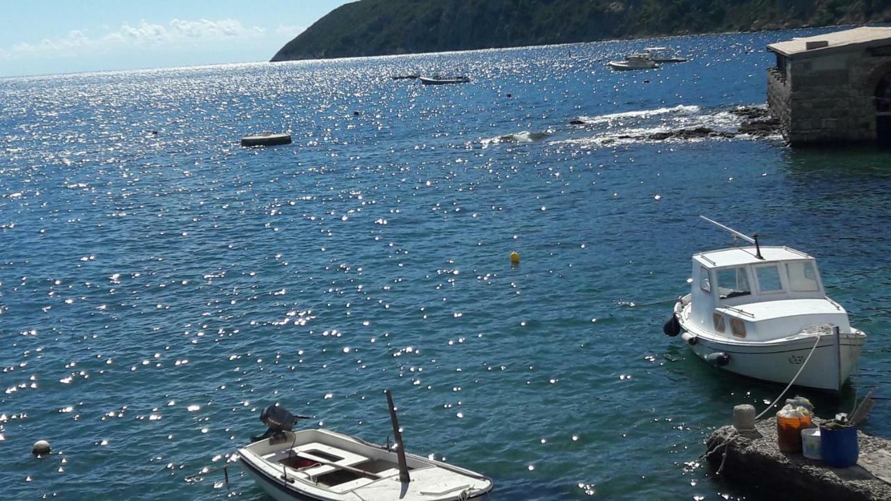 Anka'S Beach Komiža Esterno foto
