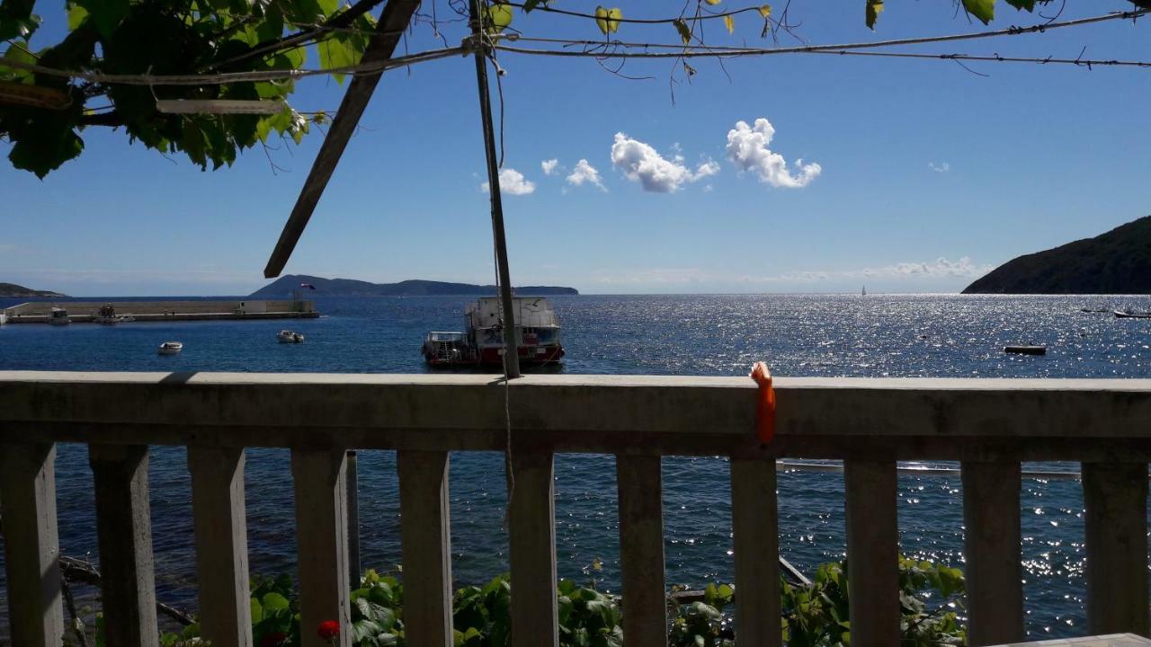 Anka'S Beach Komiža Esterno foto