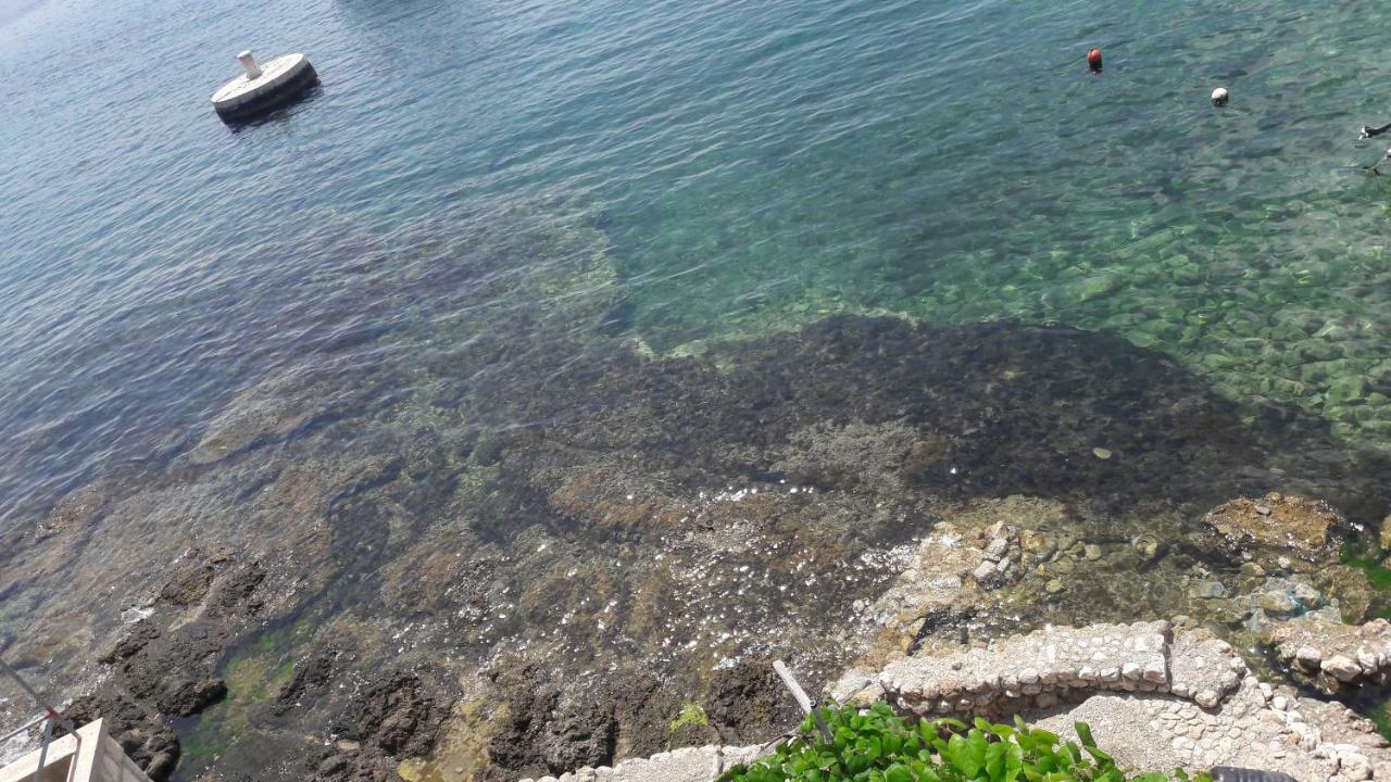 Anka'S Beach Komiža Esterno foto