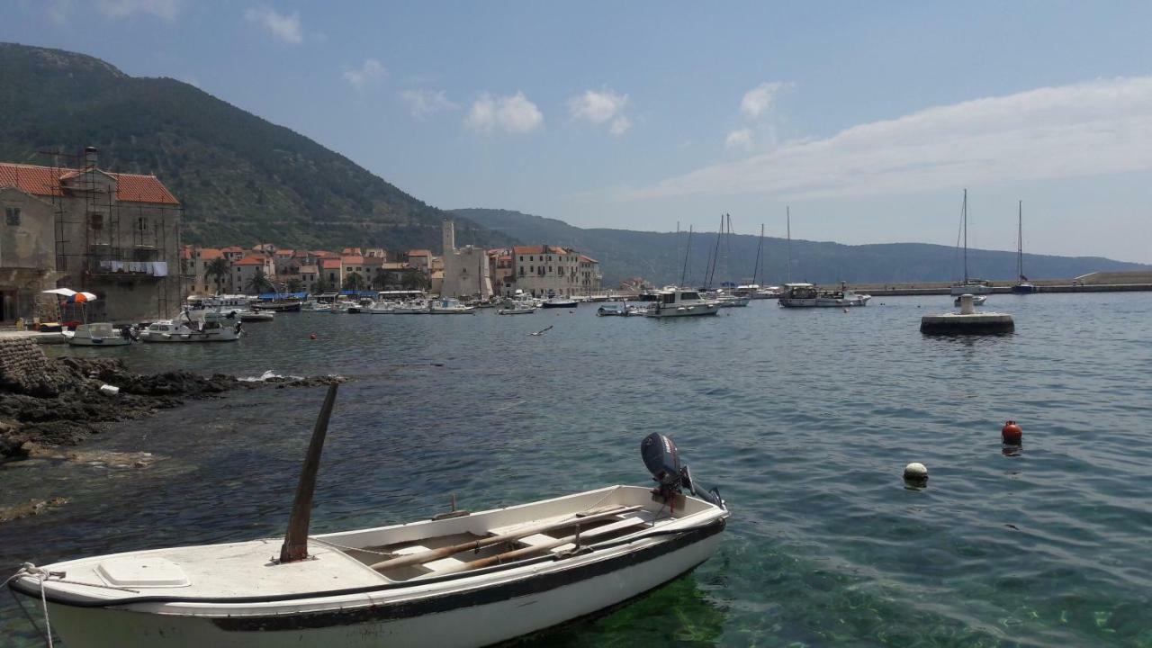 Anka'S Beach Komiža Esterno foto